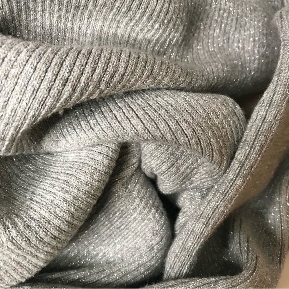 DKNY M Sparkly silver metallic thread grey ribbed V-neck knit top Size Medium - Picture 14 of 15